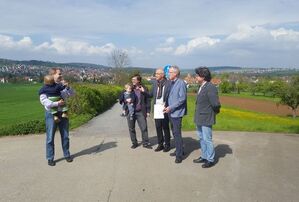 SPD-Fraktion und Arbeitskreis Verkehr auf dem Bahndamm in Oferdingen, der als Radweg genutzt wird.